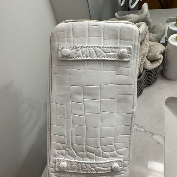 Hermes inspired white home decor - Picture 4 of 6